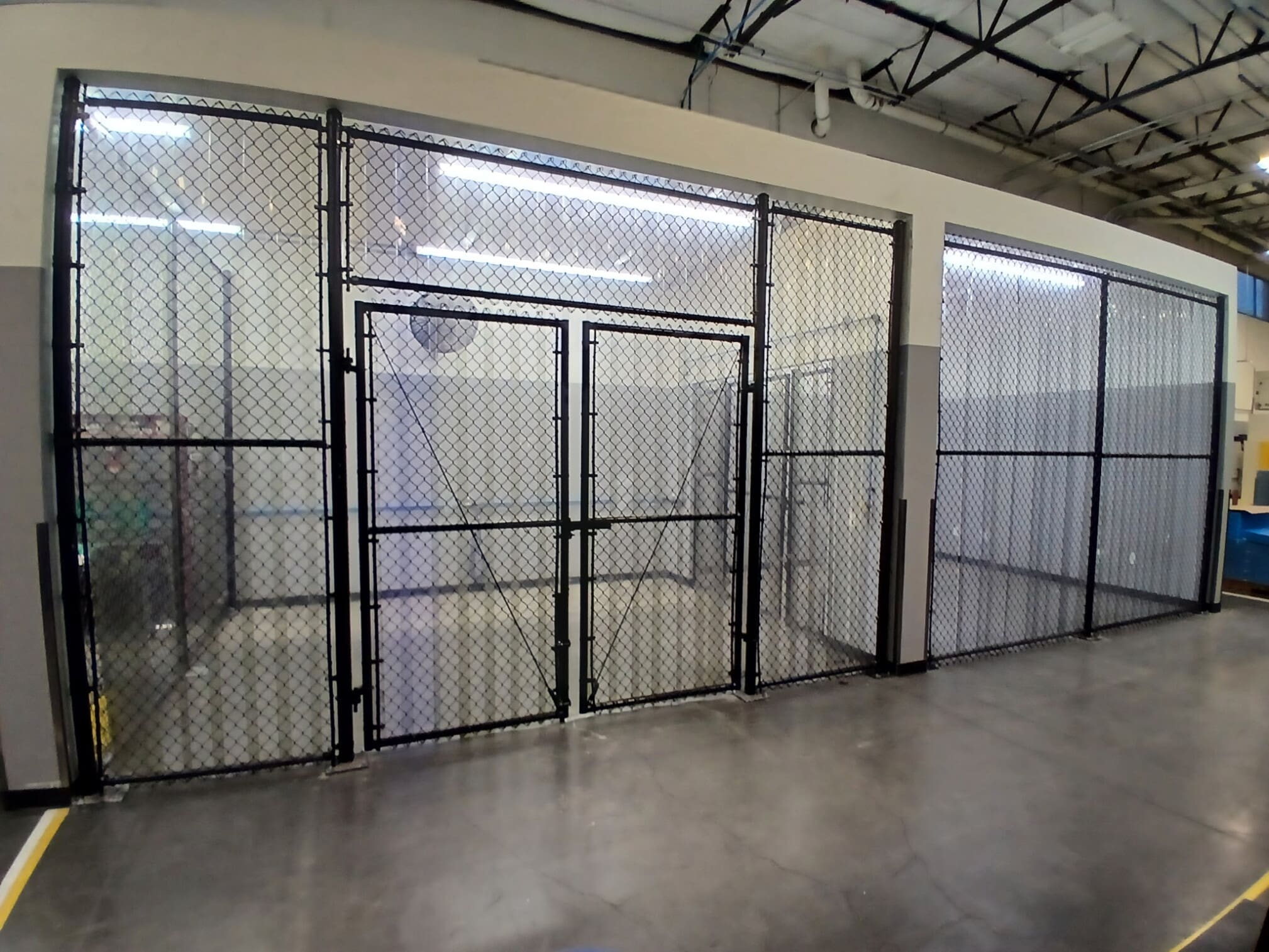 Interior chain link cage, black